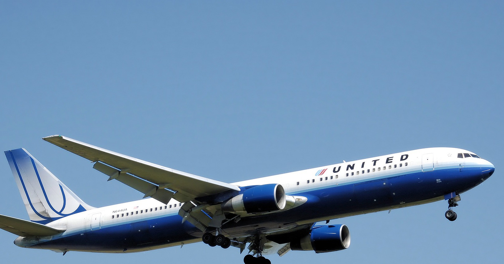 united-airlines-increases-checked-baggage-fees